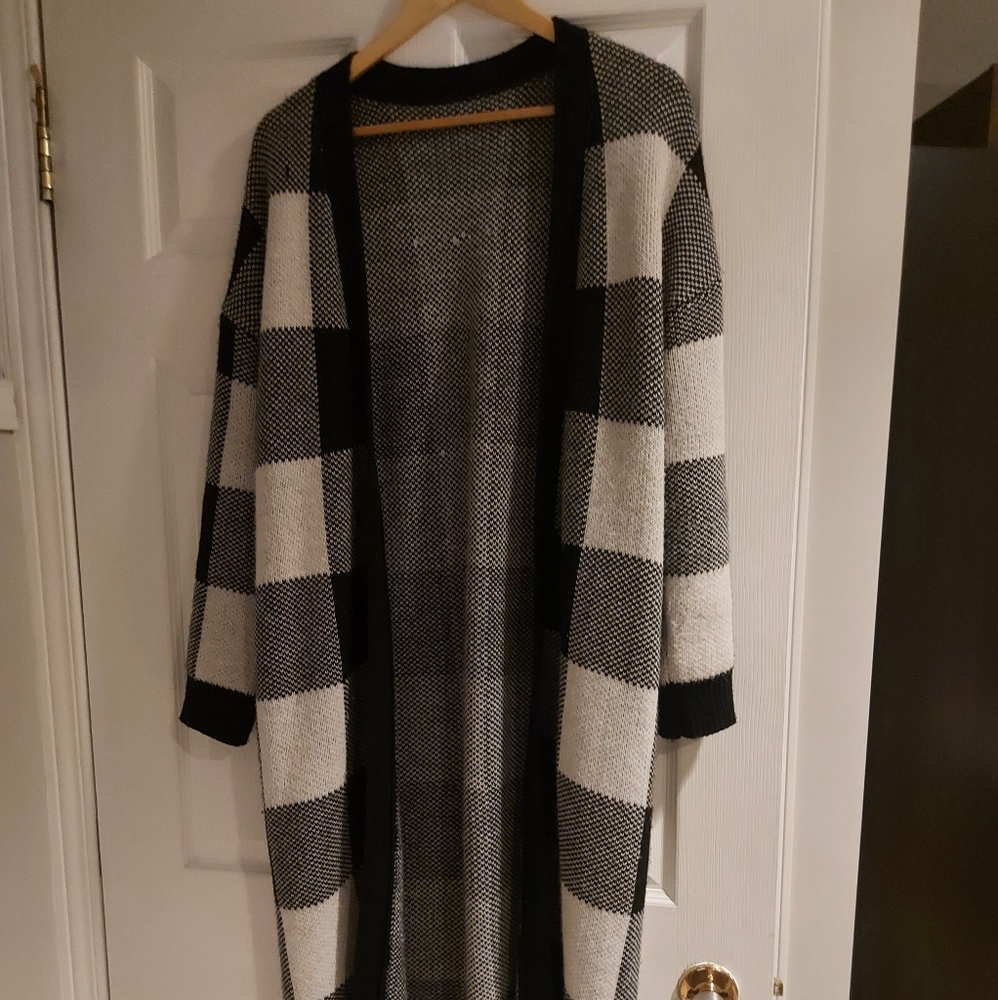 Black and white plaid coatigan. Fits L/XL. Great fit 😊
